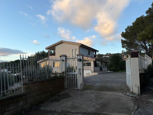 Case e ville in vendita di 224 m² in Via Due Fontane