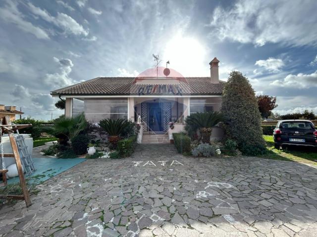 Case e ville in vendita di 224 m² in Via Frassine, 15