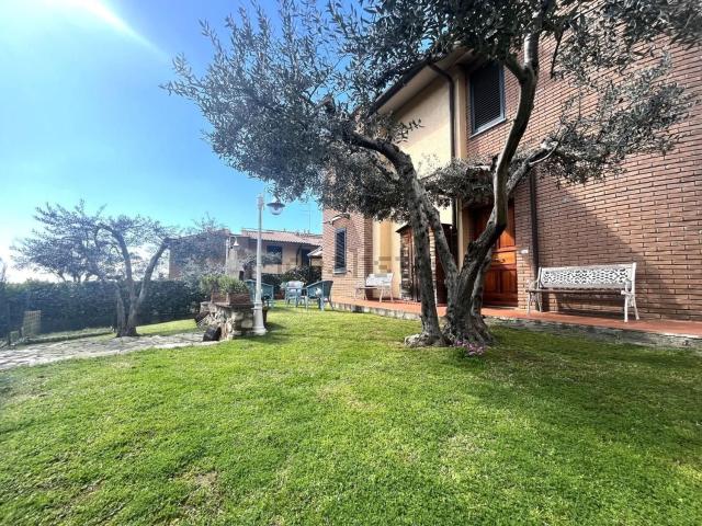 Case e ville in vendita di 225 m²