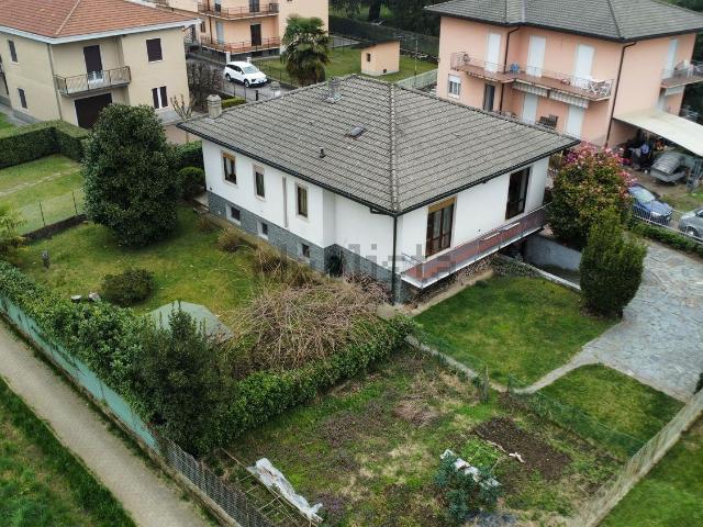Case e ville in vendita di 225 m² in Via 4 Novembre, 48
