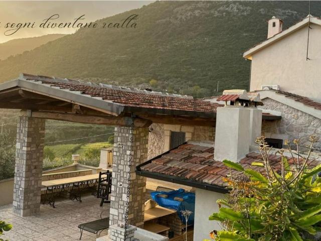 Case e ville in vendita di 225 m² in Via Campolungo, 34
