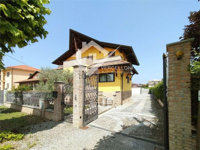 Case e ville in vendita di 225 m² in Via Cinque Martiri, 17