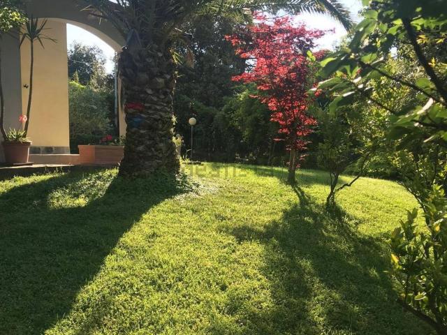 Case e ville in vendita di 225 m² in Via Brigate Cento Croci, 21