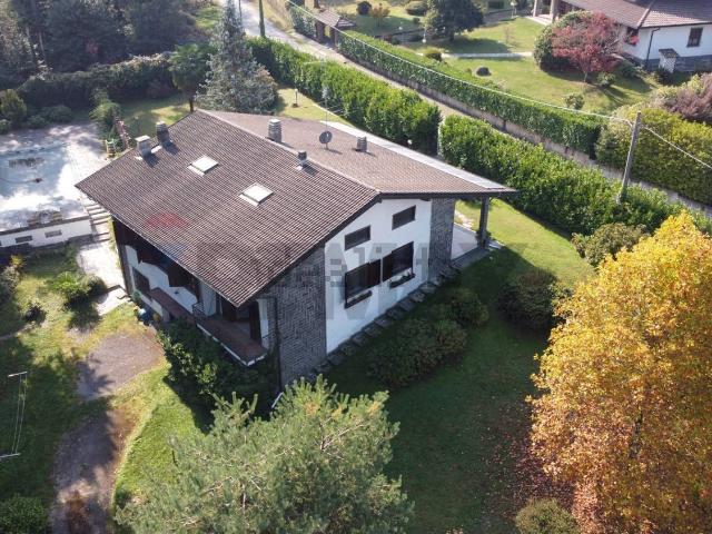 Case e ville in vendita di 225 m² in Via Giotto, 6