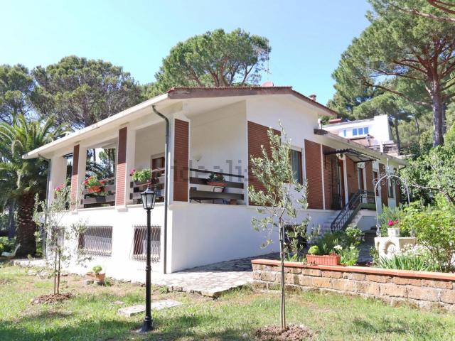 Case e ville in vendita di 225 m² in Via dei Ginepri