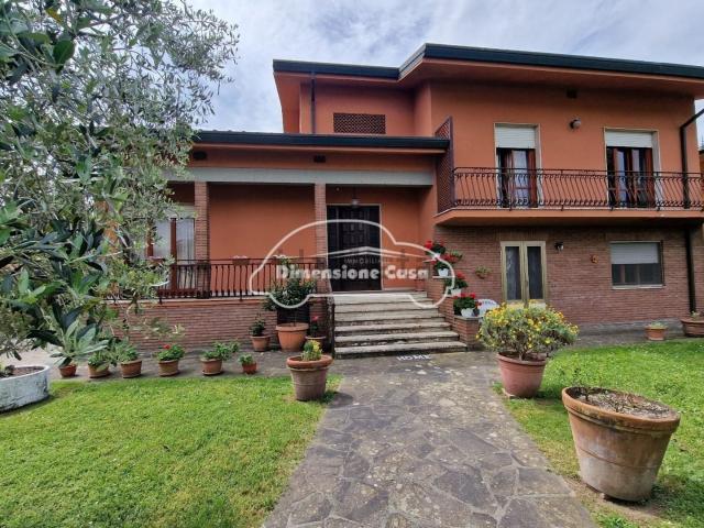Case e ville in vendita di 225 m² in Via delle Volpi, 29