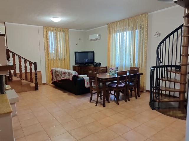 Case e ville in vendita di 225 m² in Via Fratelli Kennedy