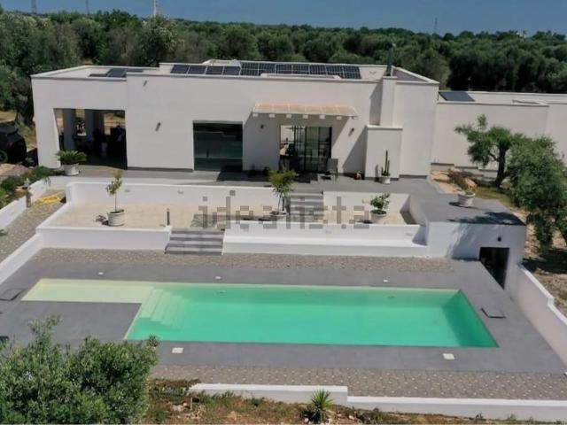 Case e ville in vendita di 225 m² in Via Specchia, 79