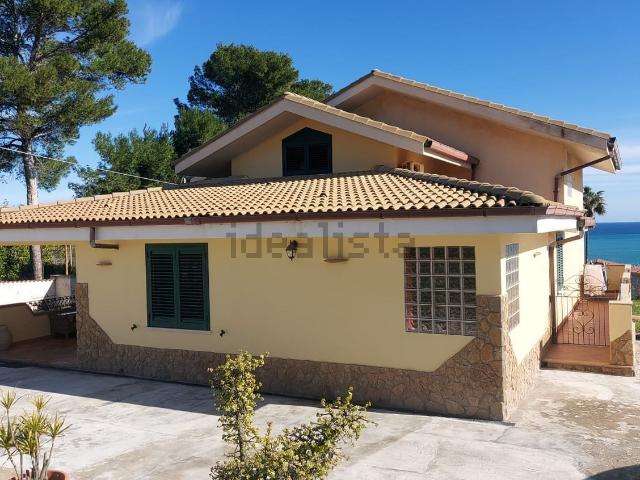 Case e ville in vendita di 225 m² in Via Pantelleria, 74