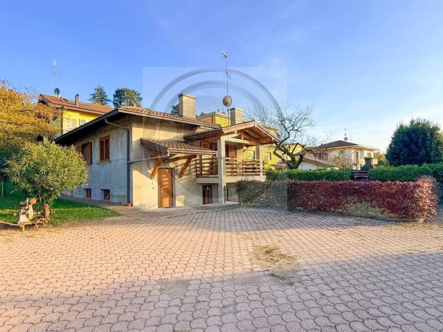 Case e ville in vendita di 225 m² in Via per Cedrate, 6