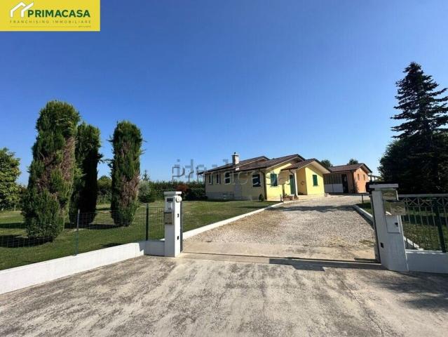 Case e ville in vendita di 225 m² in Via Trami, 24