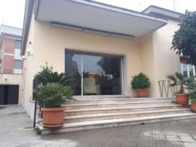 Case e ville in vendita di 225 m² in Via Umberto Maddalena, 9