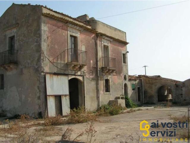 Case e ville in vendita di 225 m² in Vicolo Plemmirio