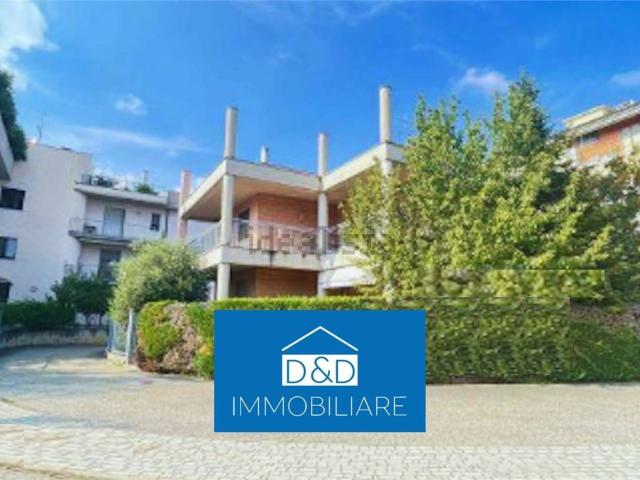 Case e ville in vendita di 225 m² in Corso Europa, 124