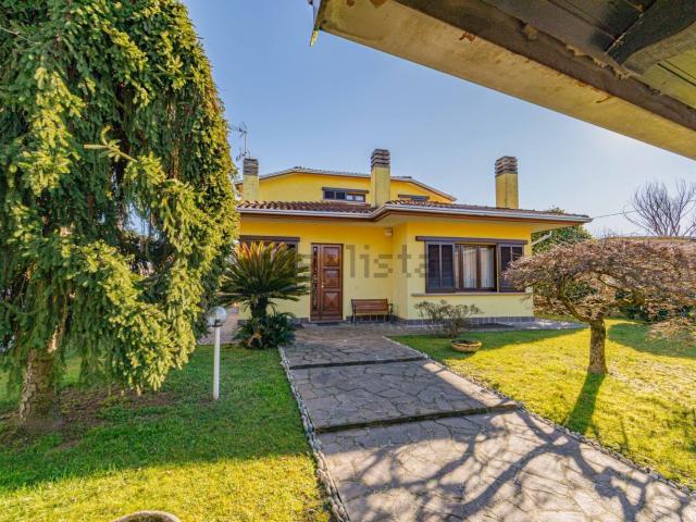 Case e ville in vendita di 225 m² in Strada Cascina Zamella, 24