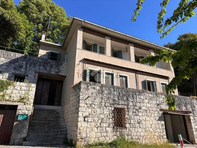 Case e ville in vendita di 226 m² in Via Collegio, 51