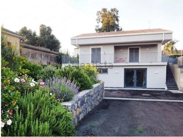 Case e ville in vendita di 226 m² in Via Cavalier Pietro Leonardi, 9
