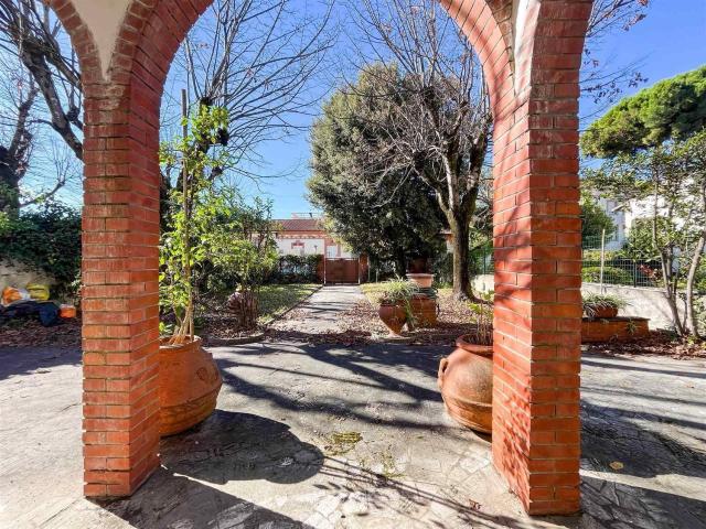 Case e ville in vendita di 226 m² in Via G. Garibaldi