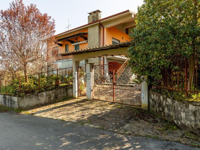 Case e ville in vendita di 226 m² in Via G. Giusti, 22