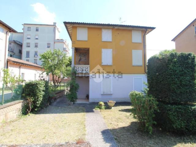Case e ville in vendita di 226 m² in Via Guido da Bagnolo, 14