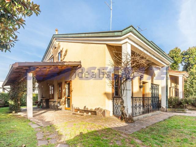 Case e ville in vendita di 226 m² in Via del Pruno