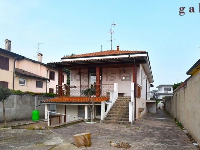 Case e ville in vendita di 227 m² in Via Giulio Verne, 124