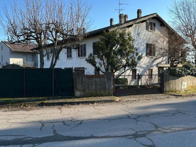 Case e ville in vendita di 227 m² in Via Pierino Trioni, 51