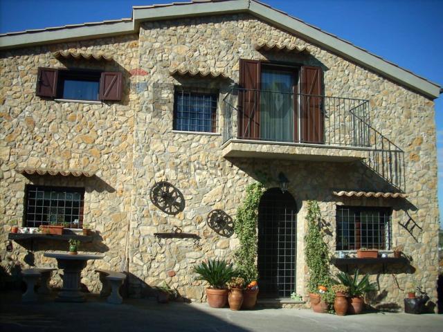 Case e ville in vendita di 227 m² in Strada Vicinale Piano Morelli Zagaria, 115