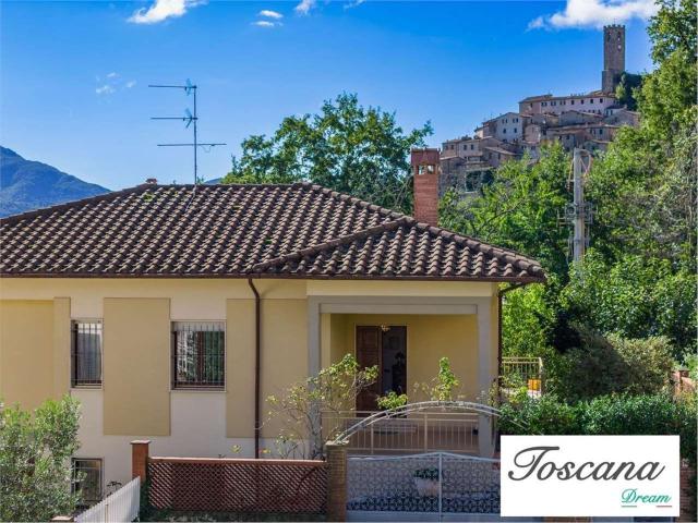 Case e ville in vendita di 228 m² in Via M. te Amiata, 30