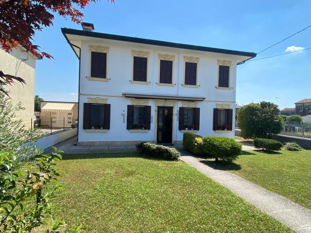 Case e ville in vendita di 228 m² in Via C. Scarpa, 2