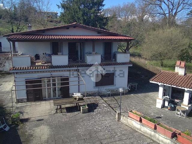 Case e ville in vendita di 228 m² in Via Colle Quadri, 1