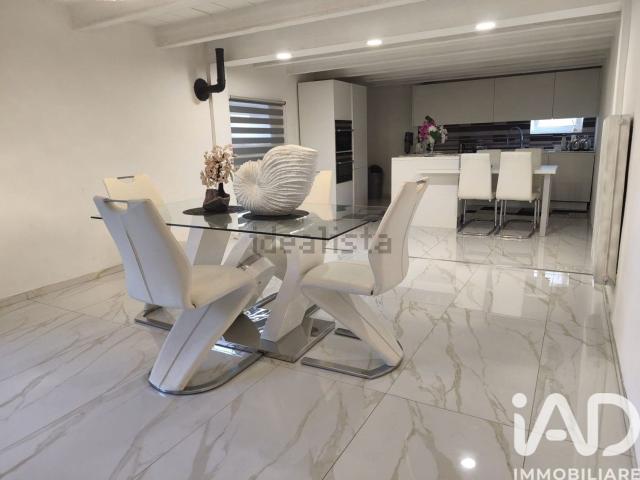 Case e ville in vendita di 228 m² in Via Camisana