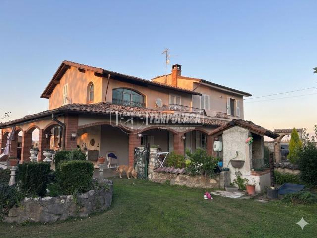 Case e ville in vendita di 228 m² in Via Canova