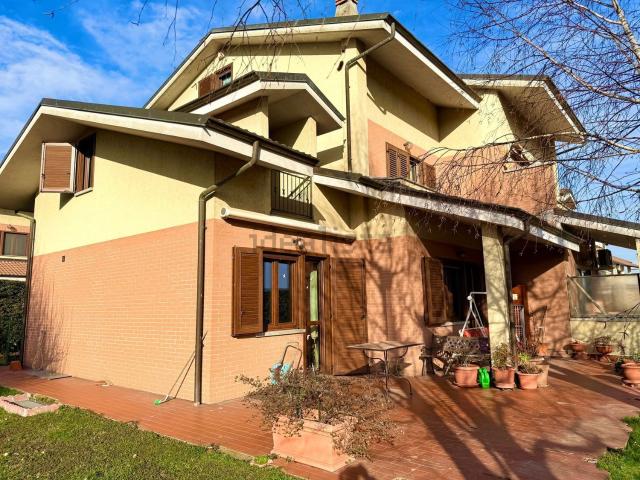 Case e ville in vendita di 228 m² in Via Moncenisio, 61