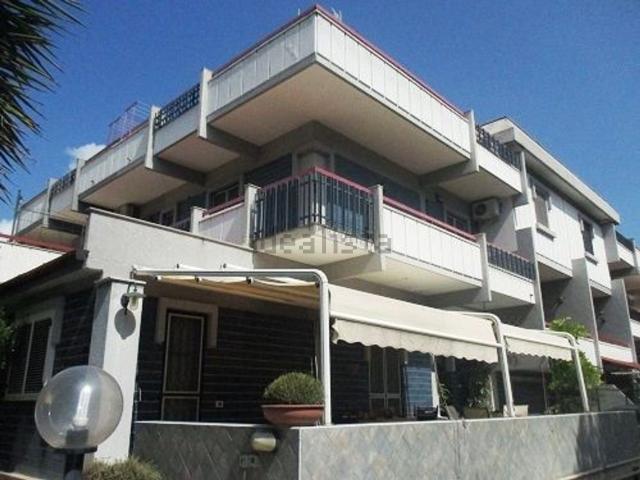 Case e ville in vendita di 228 m² in Via Mario Altamura