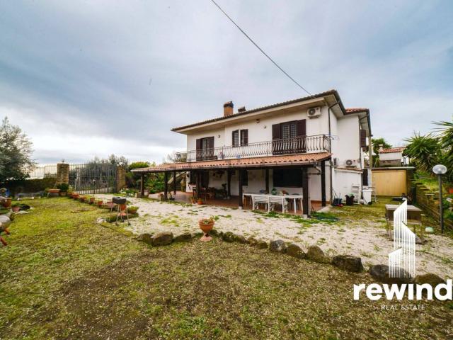 Case e ville in vendita di 228 m² in Via Sforzesca