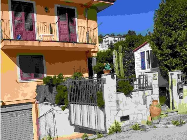 Case e ville in vendita di 228 m² in Via Siracusa, 27