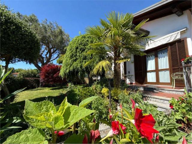 Case e ville in vendita di 228 m² in Via Volturno