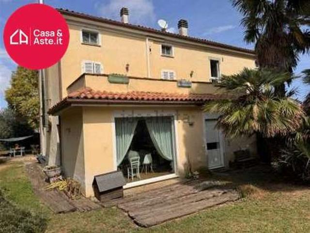 Case e ville in vendita di 229 m² in Via Trinità, 65
