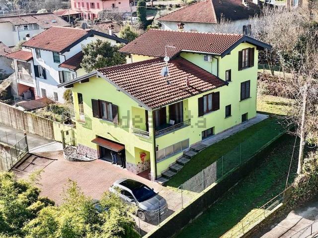 Case e ville in vendita di 230 m² in Via C. Cavour, 38
