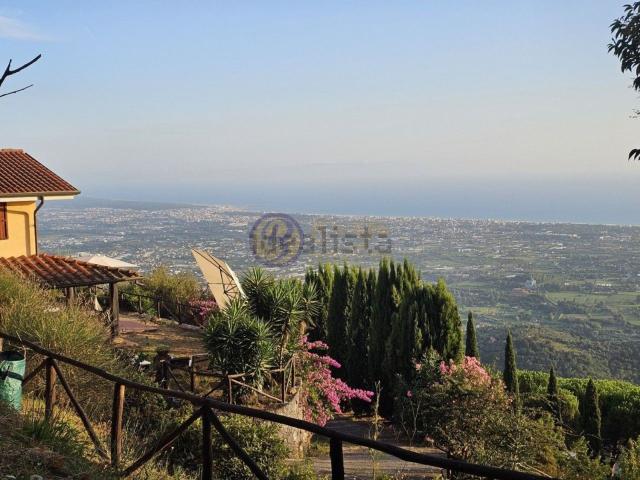 Case e ville in vendita di 230 m² in Via Capezzano