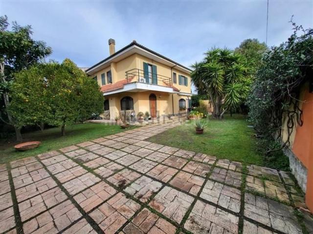 Case e ville in vendita di 230 m² in Via Claudio Merulo