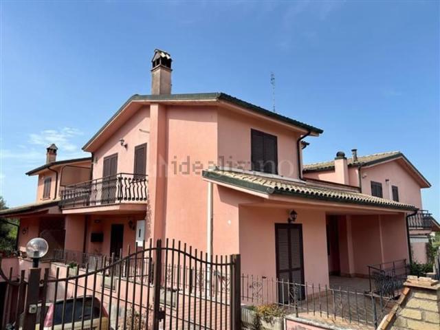 Case e ville in vendita di 230 m² in Via A. Aleardi