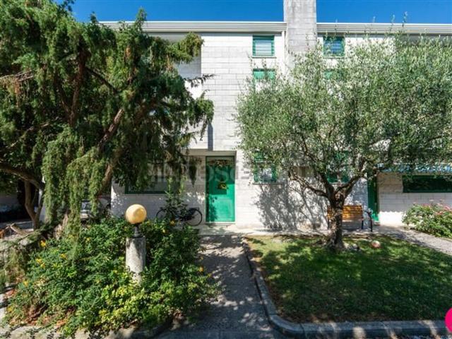 Case e ville in vendita di 230 m² in Via Gervasutta