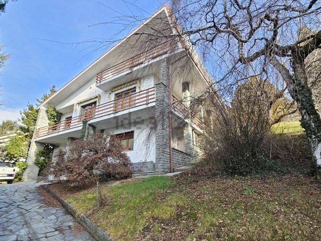 Case e ville in vendita di 230 m² in Via Giuseppe Parini, 10