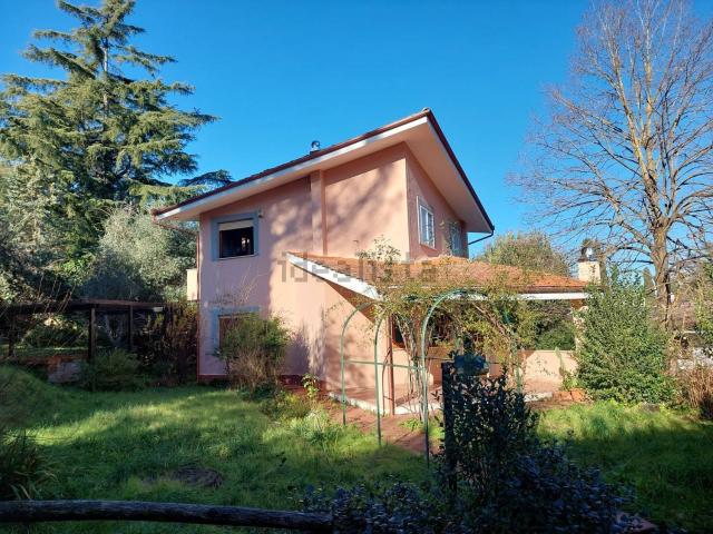 Case e ville in vendita di 230 m² in Via Giro del Colle
