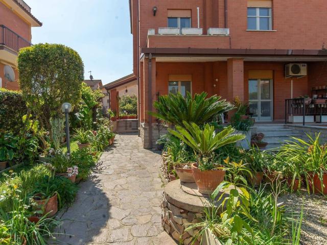 Case e ville in vendita di 230 m² in Via Girolamo Gravina, 74