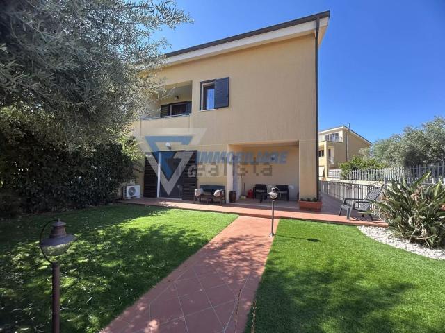 Case e ville in vendita di 230 m² in Via Gregorio Asbesta