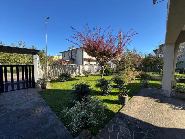 Case e ville in vendita di 230 m² in Via Dante Alighieri