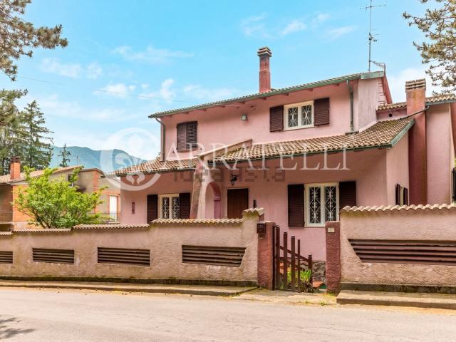 Case e ville in vendita di 230 m² in Via dei Forni